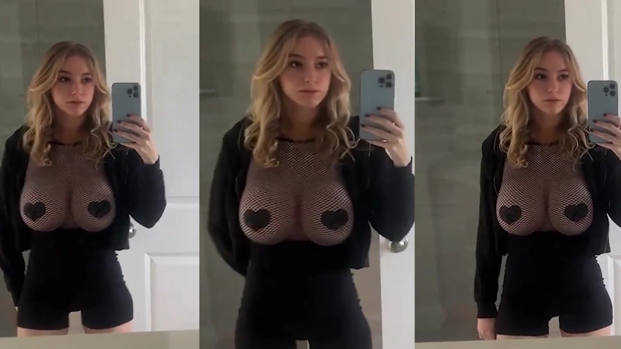 Zoe Moore Camshow Big Tits In Bathroom